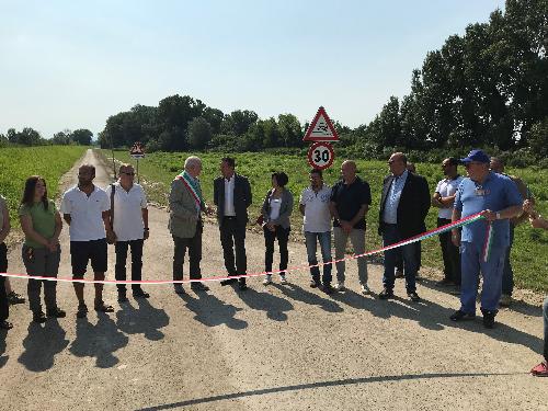 Fabio Scoccimarro, assessore regionale all'Ambiente ed Energia e il sindaco di Staranzano Riccardo Marchesan, durante l'inaugurazione della strada golenale di accesso alla Riserva naturale regionale dell'Isola della Cona